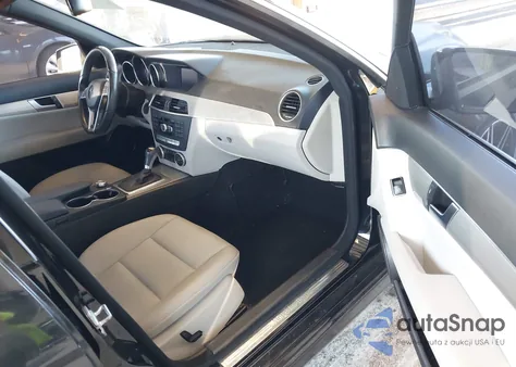 2013 Mercedes-Benz C 250 Sport z USA, uszkodzony, nr VIN WDDGF4HB4DR262945